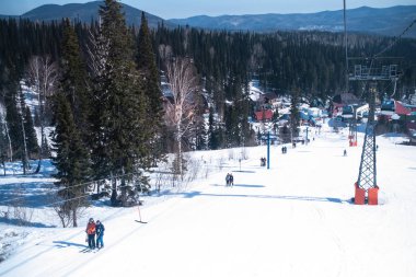 Sheregesh, Rusya - Mar 10, 2019: Kar yamaç teleferik dağ Shoria içinde gelen bir bakış. En popüler kış spor tesisi şimdi nerede fazla milyon turist.