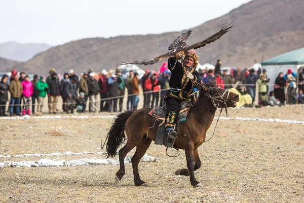 Sagsay モンゴル Sep 2017 Berkutchi 砂漠山の西部モンゴルにおける野兎狩りながら ゴールデン イーグルとカザフ ハンター — ストック写真