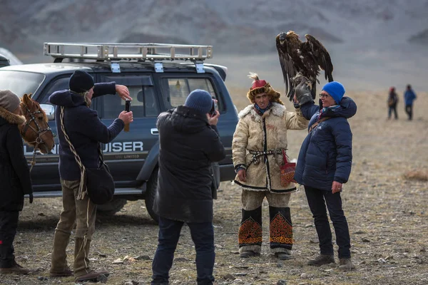 Sagsay Mongolei September 2017 Touristen Fotografieren Den Kasachischen Jäger Zum — Stockfoto