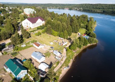 Üstten Görünüm refleks nehir ve tipi kentsel yerleşim Nikolsky, Leningrad region, Rusya Federasyonu.