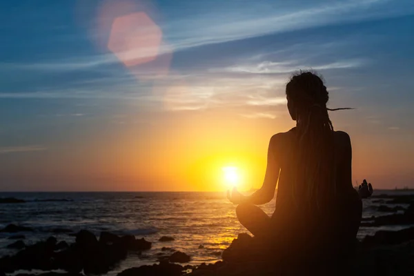 Silueta Mujer Yoga Océano Durante Increíble Atardecer — Foto de Stock