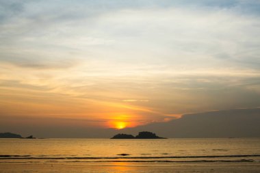 Alacakaranlık gökyüzü günbatımı denizin üzerinde şaşırtıcı.