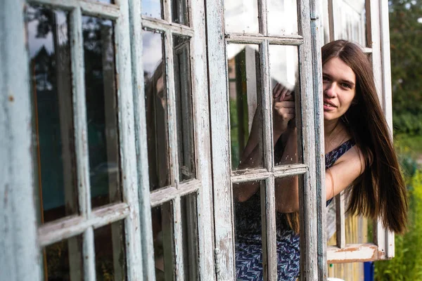 Vrouw Met Lange Haren Kijkt Uit Veranda Vensters — Stockfoto