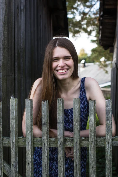 Vrouw Met Lang Bruin Haar Buurt Van Houten Hekken Het — Stockfoto