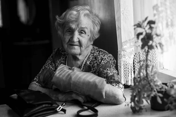 Портрет Пожилой Женщины Столом Черно Белое Фото — стоковое фото