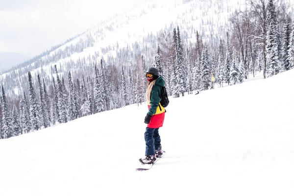 Freerider Snowboarder Hembra Monta Una Tabla Snowboard Una Pendiente Nevada — Foto de Stock