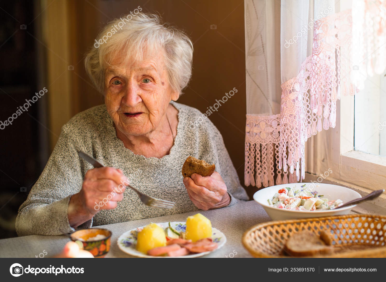 Питание в пожилом и старческом возрасте. Правильное питание пенсионеров. Еда для пожилых людей. Пожилая женщина не ест. Правильное питание для пожилых.
