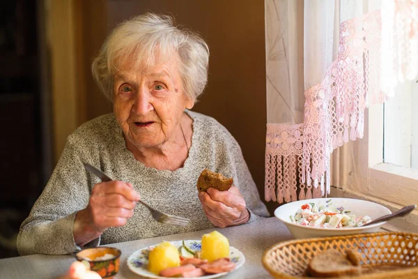 Femme Âgée Manger Assis Table Maison — Photo