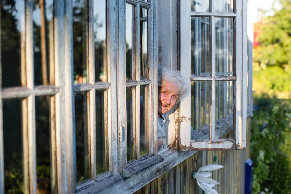 Ηλικιωμένη Γυναίκα Φαίνεται Από Παράθυρα Του Ένα Εξοχικό Σπίτι — Φωτογραφία Αρχείου