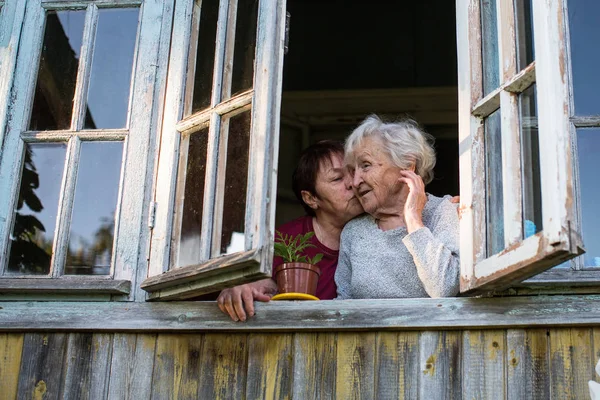 Yaşlı Kadın Yetişkin Kızı Köy Evinin Penceresinden — Stok fotoğraf