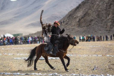 Sagsay, Moğolistan - Eyl 30, 2017: Kazak avcı altın kartal - Berkutchi, Batı Moğolistan çöl eteklerinde ile tavşan için.