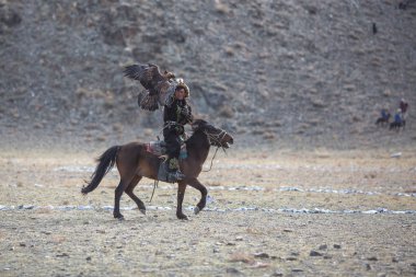 Sagsay, Moğolistan - Eyl 30, 2017: Berkutchi - kazak avcı ise avcılık hare içinde çöl Dağ Batı Moğolistan için altın kartal ile.