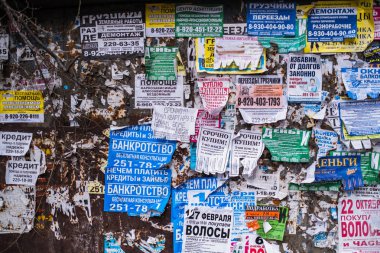 Voronej, Rusya Federasyonu - 29 Mar 2019: Duvar eski reklamları ile kaplıdır. Şu anda Rusya nüfus açısından, daha fazla bir milyon kişi olarak 2019 kentleri arasında 14 yere şehriydi.