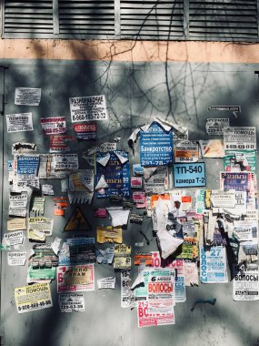Voronej, Rusya Federasyonu - Mar 25, 2019: Duvar eski reklamları ile kaplıdır. Şu anda Rusya nüfus açısından, daha fazla bir milyon kişi olarak 2019 kentleri arasında 14 yere şehriydi.