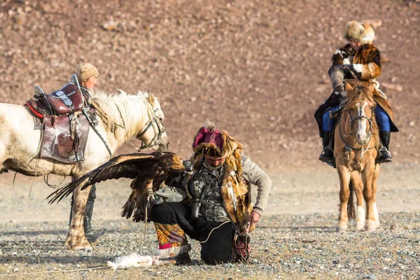 Sagsay Mongolia Sep 2017 Berkutchi Kazakh Hunter Golden Eagle While — Stock Photo, Image