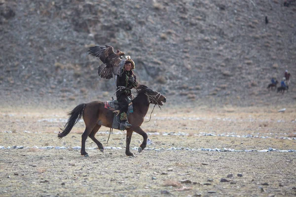 Sagsay モンゴル Sep 2017 Berkutchi 砂漠山の西部モンゴルにおける野兎狩りながら ゴールデン イーグルとカザフ ハンター — ストック写真