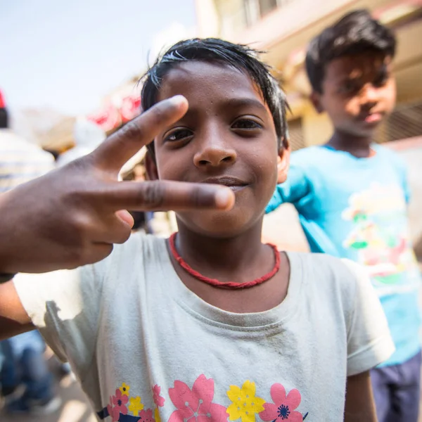 バラナシ インド 2018 ガンジス川のほとりに正体不明のインド子供 バラナシはインドのヒンドゥー教 神聖な都市の一つで最も重要な巡礼地です — ストック写真