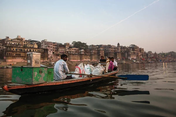 Varanasi Indie Mar 2018 Wioślarzy Rzece Ganges Jednym Najstarszych Miast — Zdjęcie stockowe