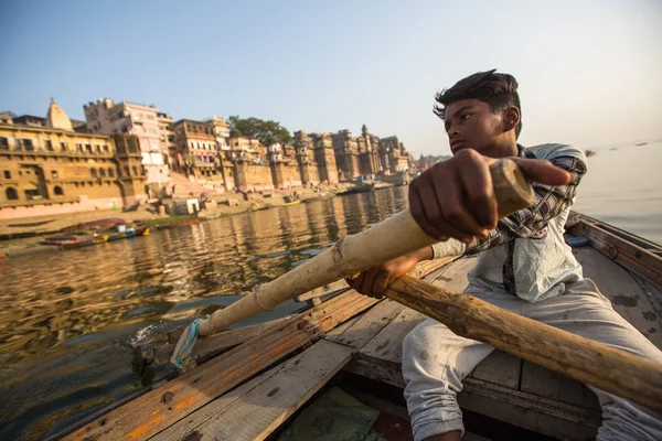 Varanasi Indie Březen 2018 Lodníci Loď Klouže Přes Vody Řeky — Stock fotografie