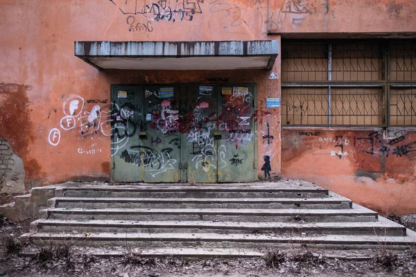 俄罗斯沃罗涅日 2019年3月30日 赫鲁什乔夫卡的门面也被称为赫鲁什乔巴 赫鲁什切夫 贫民窟 是一种廉价的砖公寓楼的非官方名称 是在20世纪60年代开发的 — 图库照片