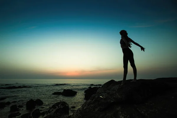 Silueta Mujer Yoga Flexible Encuentra Orilla Del Océano Noche Increíble —  Fotos de Stock