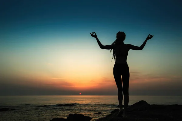 Silueta Una Mujer Yoga Flexible Encuentra Orilla Del Océano Nocturno — Foto de Stock