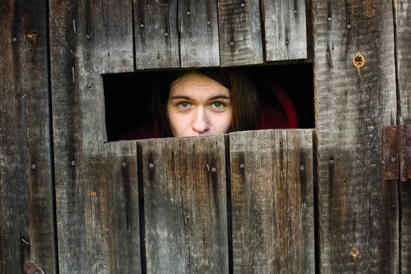 Młoda Kobieta Zablokowany Drewnianej Stodole Stare Smutny Wychodzi Szczelina — Zdjęcie stockowe