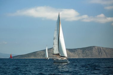 Yat tekne Ege Denizi, Yunanistan kıyıları yelken. Lüks cruise Yatçılık. 