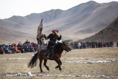 Sagsay, Moğolistan - Eyl 30, 2017: Kazak avcı altın kartal - Berkutchi, Batı Moğolistan çöl eteklerinde ile tavşan için.