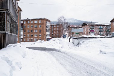 Tipik konut Sheregesh kent tipi yerleşim içinde dağ Shoria - Sibirya, Rusya Federasyonu.