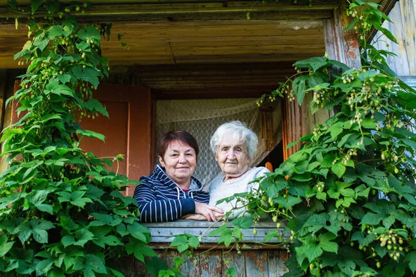 Starsza Kobieta Jej Córka Dorosły Patrząc Dom — Zdjęcie stockowe