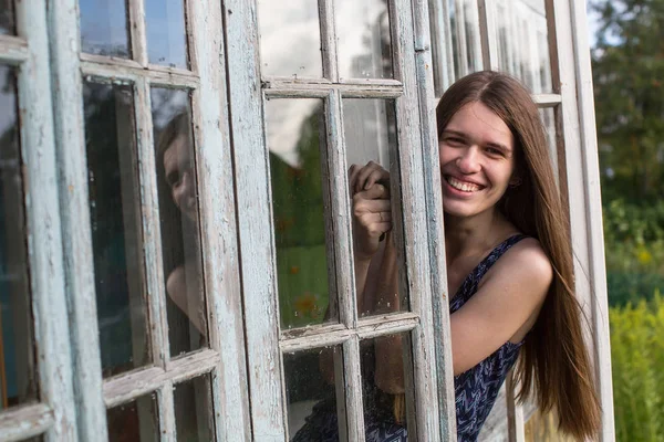 Jonge Vrouw Met Lang Haar Zittend Een Windows Het Landhuis — Stockfoto