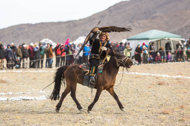 Sagsay, Moğolistan - Eyl 30, 2017: Kazak avcı altın kartal - Berkutchi, Batı Moğolistan çöl eteklerinde ile tavşan için.