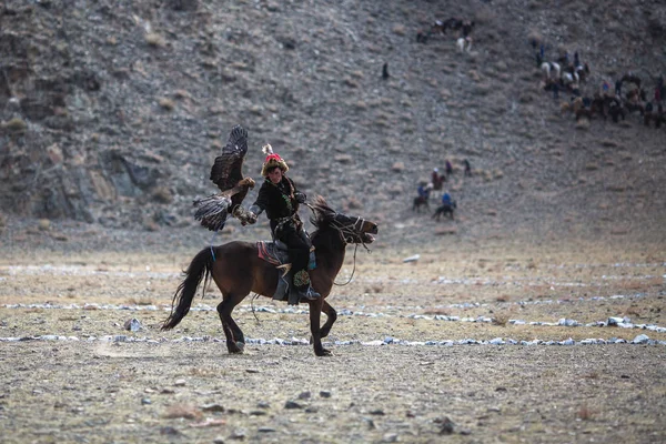 Sagsay Mongolia Set 2017 Cacciatore Kazako Alla Lepre Con Aquila — Foto Stock