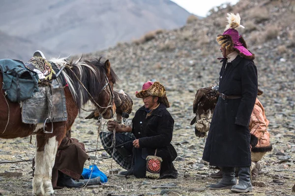 골든이 몽골의 언덕에 Berkutchi와 토끼를 Sagsay 2017 카자흐어 — 스톡 사진