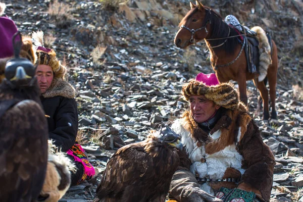 Sagsay Mongolia Sep 2017 Berkutchi Caçador Cazaque Com Águia Dourada — Fotografia de Stock