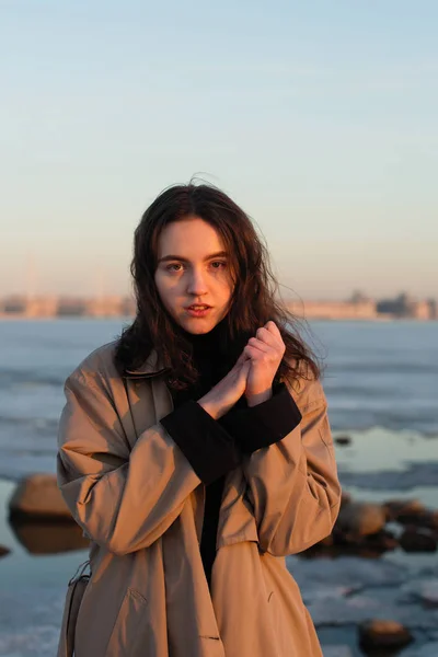 Mooi Meisje Portret Fotoshoot Buurt Van Rivier Winter — Stockfoto