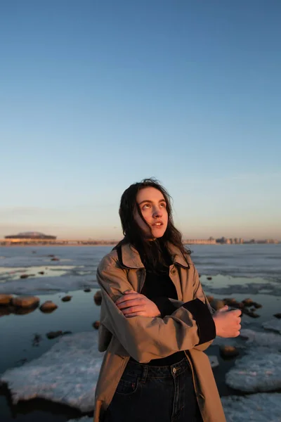 Superbe Portrait Fille Séance Photo Près Rivière Hiver — Photo