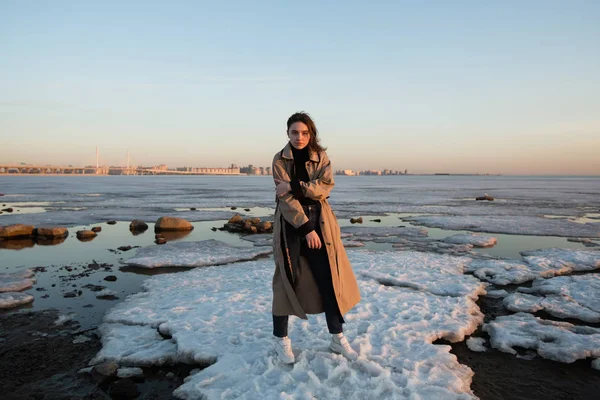 Полнометражный Портрет Красивой Девушки Фотосессия Реки Зимой — стоковое фото