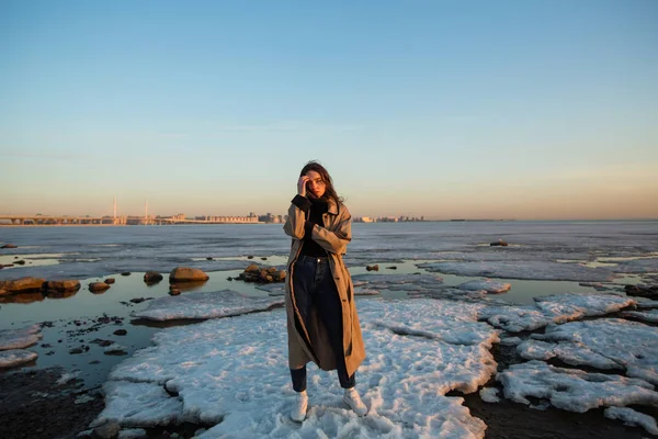 Schönes Mädchenporträt Fotoshooting Fluss Winter — Stockfoto