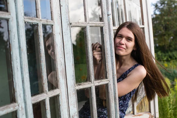 Mujer Joven Con Pelo Largo Mira Por Las Ventanas Terraza — Foto de Stock