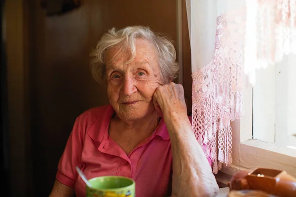 Portrét Starší Ženy Sedící Stolu Jeho Domě — Stock fotografie