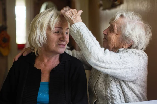 Elderly Woman Having Fun Her Adult Daughter — Stock Photo, Image