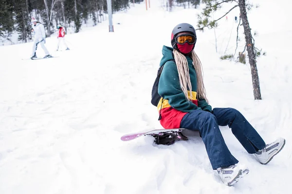 Jovem Mulher Snowboarder Freerider Sentado Nas Montanhas Uma Encosta Nevada — Fotografia de Stock