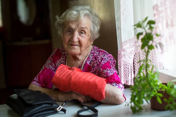 Portrait Une Vieille Dame Avec Sac Main Assis Une Table — Photo