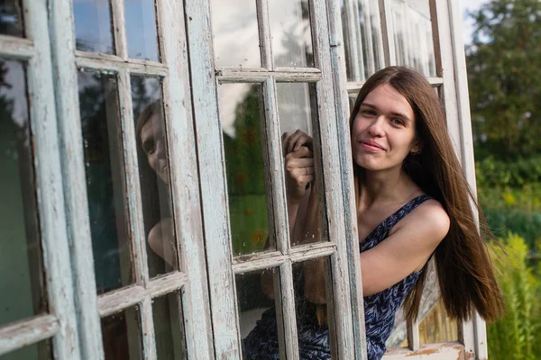 Joven Mujer Pelo Largo Mira Desde Ventana Terraza —  Fotos de Stock