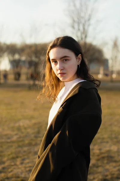 Menina Encantadora Posando Para Câmera Livre — Fotografia de Stock