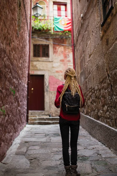 Ung Kvinna Med Blonda Dreadlocks Utforskar Gamla Portugisiska Stad — Stockfoto