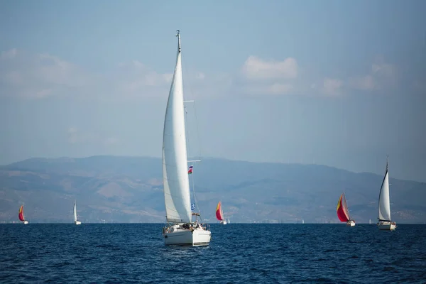 在希腊海岸附近的爱琴海航行游艇 — 图库照片