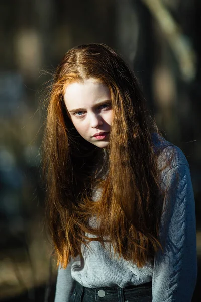 目に憎む 屋外で長い明るい赤い髪を持つかなり若い女の子の肖像 — ストック写真